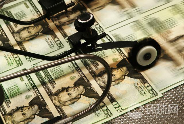 全世界人民供养了美国人，让他们过着幸福的生活的说法对不对？