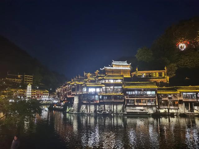 凤凰古城：从名噪一时到无人问津，是什么让你跌下神坛？