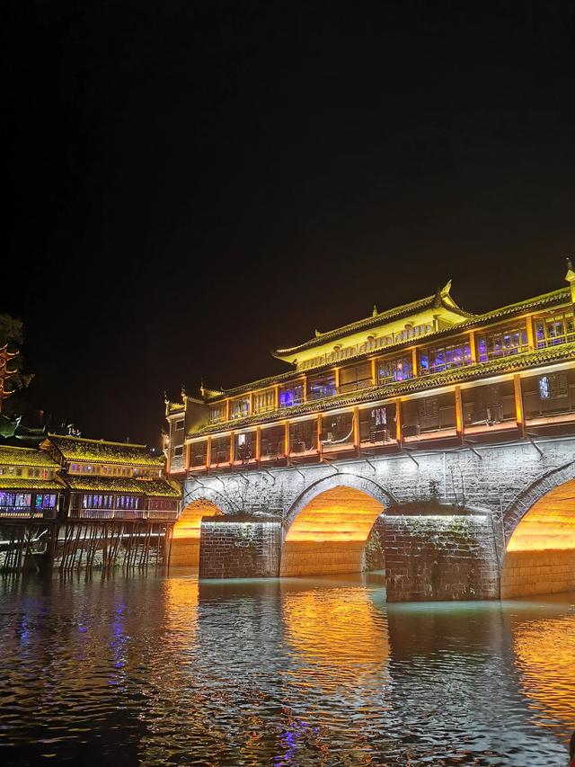 凤凰古城：从名噪一时到无人问津<strong></p>
<p>凤凰全球</strong>，是什么让你跌下神坛？