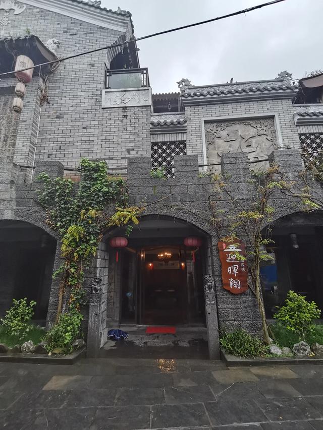 凤凰古城：从名噪一时到无人问津<strong></p>
<p>凤凰全球</strong>，是什么让你跌下神坛？