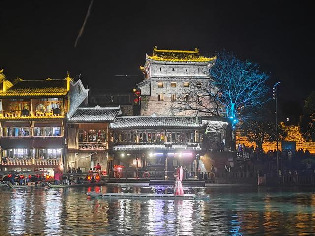 凤凰古城：从名噪一时到无人问津<strong></p>
<p>凤凰全球</strong>，是什么让你跌下神坛？