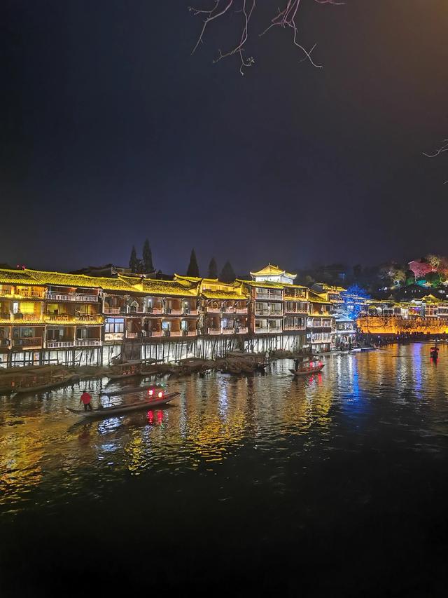 凤凰古城：从名噪一时到无人问津<strong></p>
<p>凤凰全球</strong>，是什么让你跌下神坛？