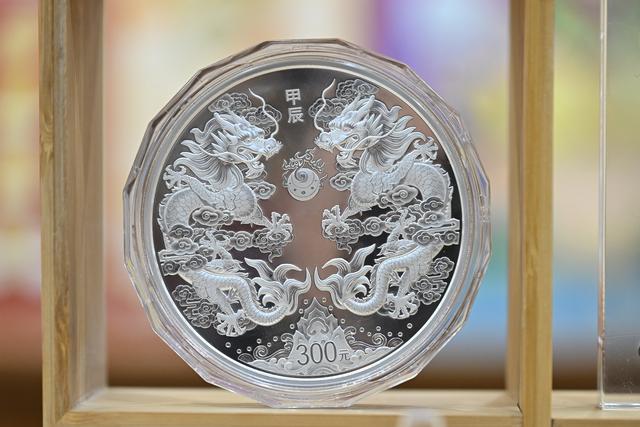 中国贵金属纪念币发行(贵金属纪念币发行30周年熊猫加字金银纪念币一套现值)