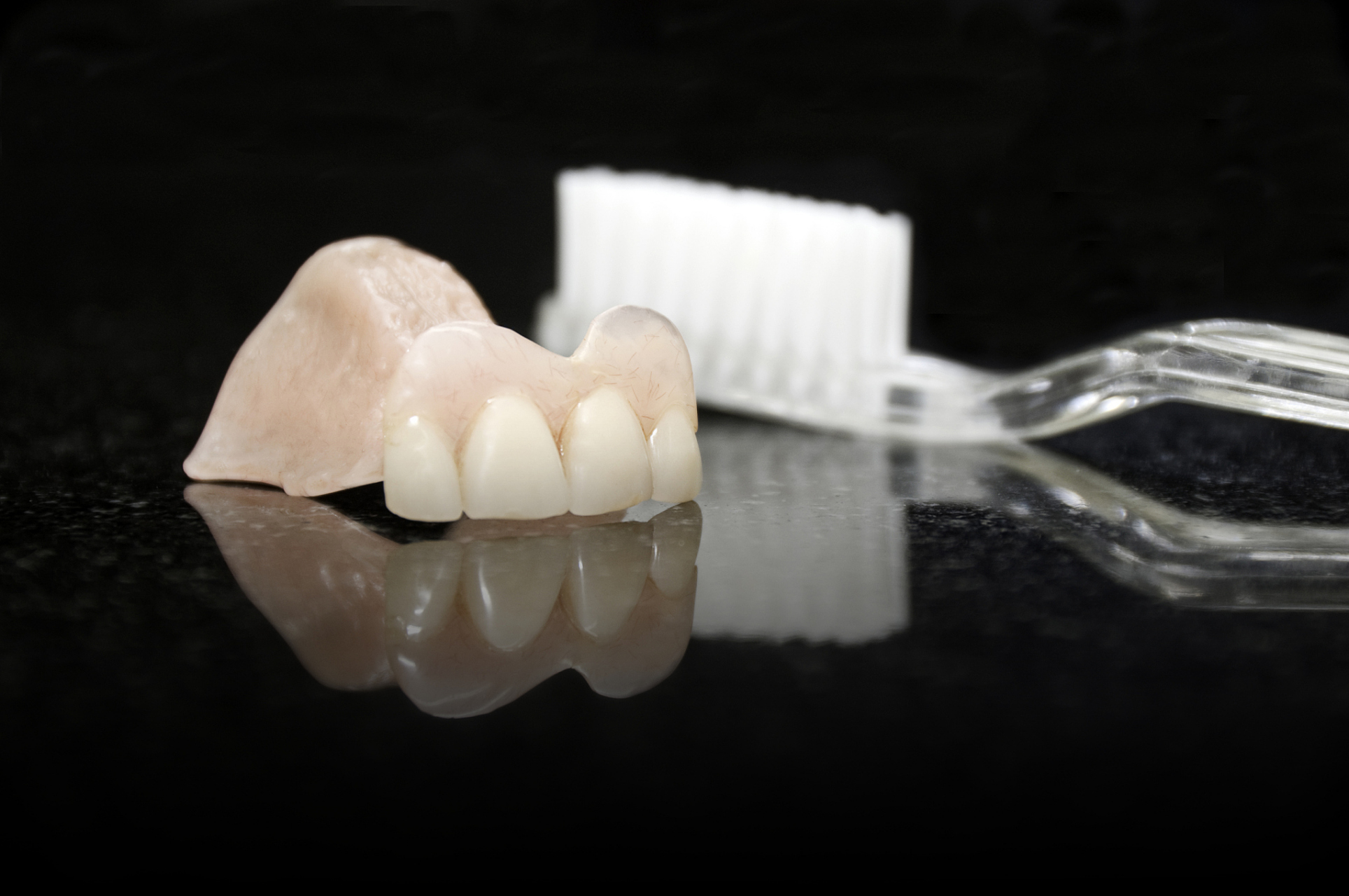 贵金属烤瓷冠(贵金属烤瓷冠的金属基底冠有瓷覆盖的部位厚度最少为)